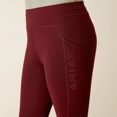 Calças justas bordô com bolso lateral e texto 'ARIAT' pontilhado