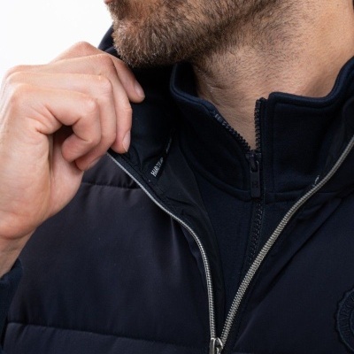 Colete masculino azul escuro acolchoado com fecho de correr e gola alta