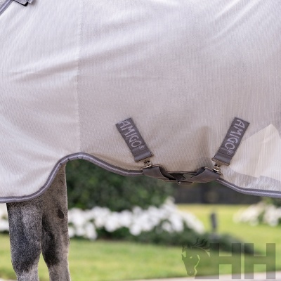 Cobertura branca de tecido com tiras cinzentas em animal em jardim