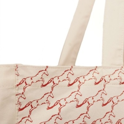 Bolsa bege com padrão vermelho de cavalos e alças beje