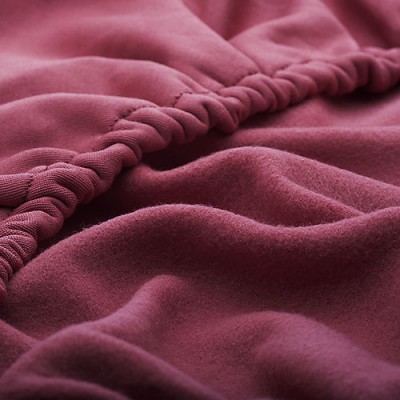 Tecido cor de bordô com bainha franzida e textura macia