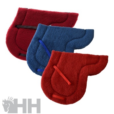 Três mantas de sela felpudas em diferentes cores com tiras de fixação