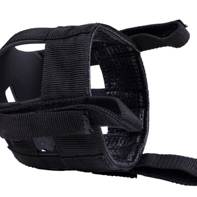 Aparelho de proteção para tornozelo preto com velcros.