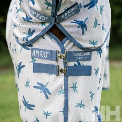 Cobertura para cavalo branca com padrão de libélulas azuis e etiquetas AMIGO HORSEWARE IRELAND