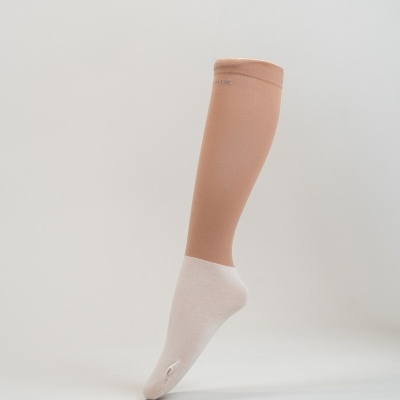 Meia compressiva bicolor branca e bege com textura lisa