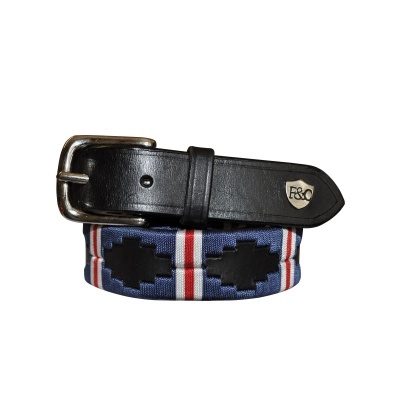 Cinto de pele e tecido azul com padrão geométrico e fivela metálica prateada