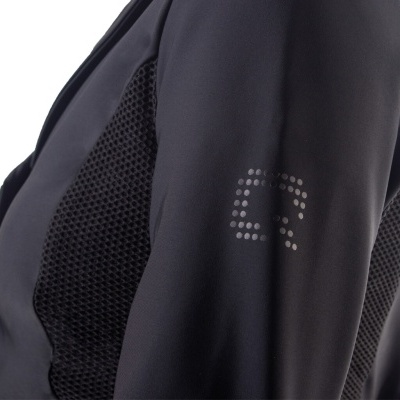 Casaco preto com painéis de malha e logótipo numérico no braço