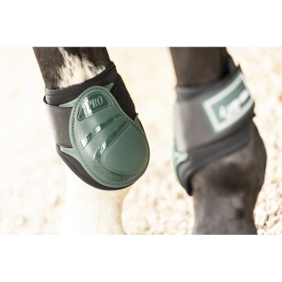 Protetores para casco verde e preto em cavalo