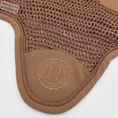 Produto têxtil castanho com padrão croché e emblema HARCOUR