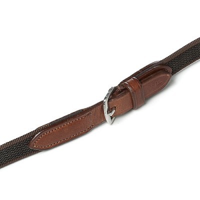 Cinto castanho com fivela prateada e acabamento em couro