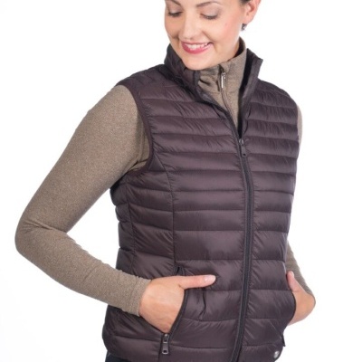 Colete acolchoado castanho escuro com fecho e bolsos, pessoa vestida com camisola castanho claro e calças negras