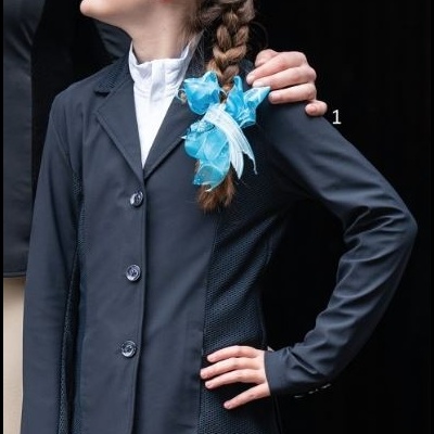 Casaco feminino preto com botões e tecido texturizado nas laterais