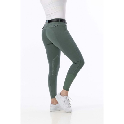 Leggings verde-oliva com bolso e cinto, usadas com ténis brancos
