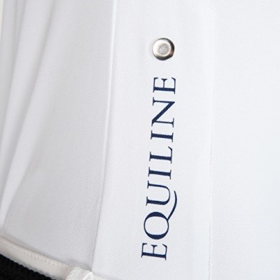 Detalhe de tecido branco com texto EQUILINE em azul e detalhe metálico