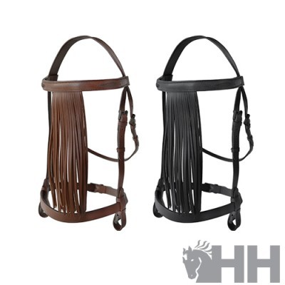 Duas cabeçadas de couro para cavalo, castanha e preta, com franjas e fivelas ajustáveis, fundo branco.