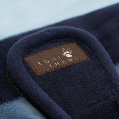 Cachecol azul claro e azul escuro com etiqueta EQUIS THEMA