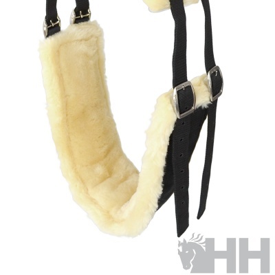 Correia para arreio creme com tiras pretas e fivelas metálicas