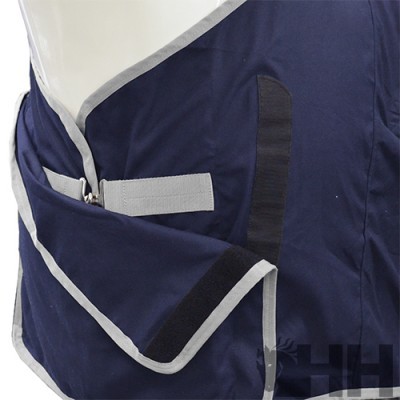 Cobertura para cavalo azul com bordas cinza e fechos de velcro pretos