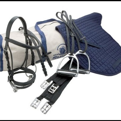 Conjunto de acessórios equestres com cabresto, estribos, manta azul e saco de transporte bege
