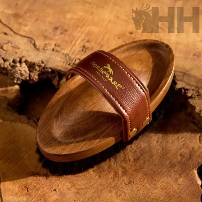 Escova para cavalos em madeira e couro com logotipo Horseware Ireland.