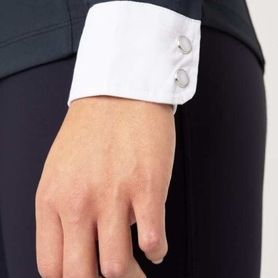 manga de camisa preta com punho branco e botões prateados