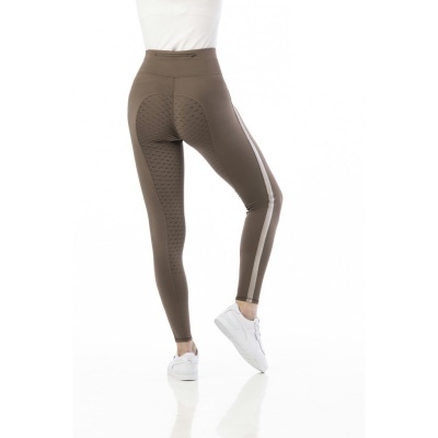 Leggings castanhas com padrão acolchoado e risca branca, usadas por mulher com sapatilhas e t-shirt brancas