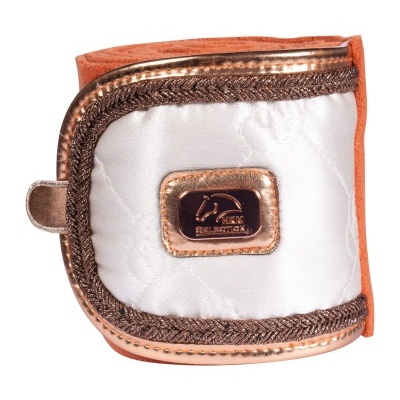 Bandagem branca e castanha acolchoada com etiqueta metálica