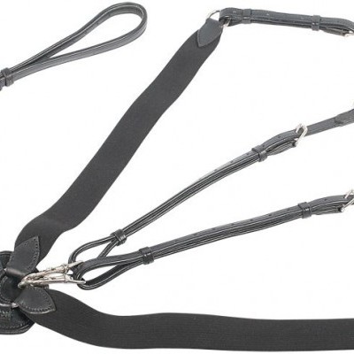 Arreio preto para cavalos com correias de couro e tecido em fundo branco