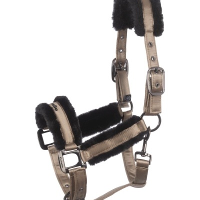 Cabresto bege para cavalo com pelúcia preta e fivelas metálicas
