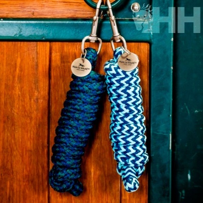 Dois cabos trançados azuis com mosquetão e etiquetas pendurados