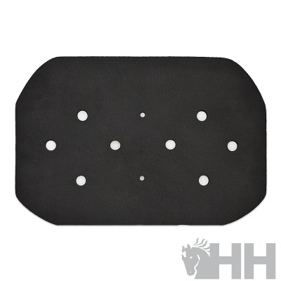 Tapete preto com orifícios circulares e logótipo HH com cavalo cinzento