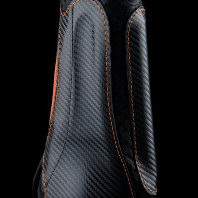 Protetor para cavalos preto com costuras laranja e textura de fibra de carbono