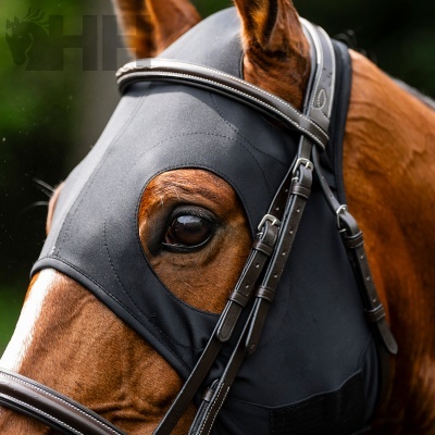 Máscara preta para cavalo com peitoral e cabresto em couro castanho escuro