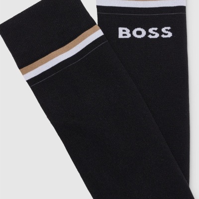 Meias pretas com riscas bege e branca e texto BOSS