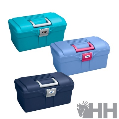 Três caixas organizadoras de plástico em verde água, azul claro e azul escuro com fecho metálico e pega dobrável