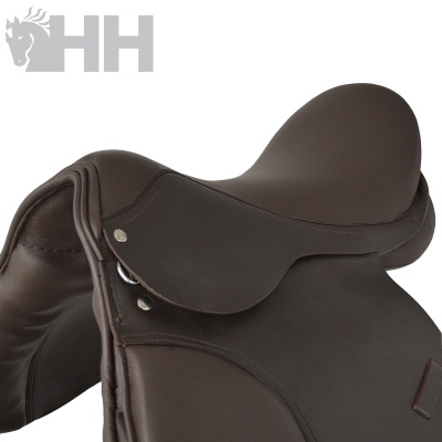 Sela de equitação em couro castanho escuro com detalhes metálicos