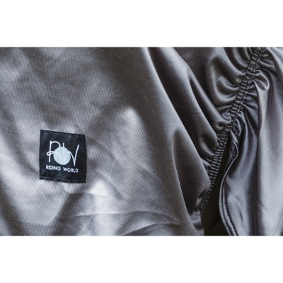 Tecido cinzento com etiqueta preta RW RIDING WORLD e costura franzida