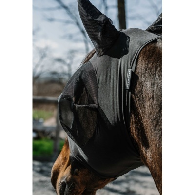 Máscara preta protetora para cavalo cobrindo cabeça e orelhas