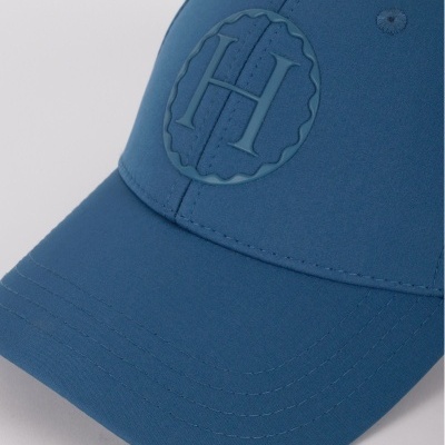 Boné azul com emblema circular HH em relevo