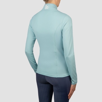 Blusa azul clara de manga comprida com gola alta e texto PRO nas costas, usada com leggings azuis escuras.