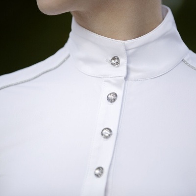 Blusa branca de manga comprida com gola alta e botões prateados.