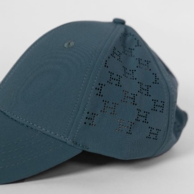 Boné azul com padrão perfurado em forma de H na lateral