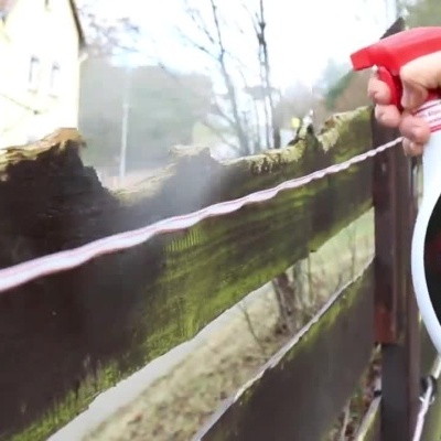 Spray Anti-Bite sendo aplicado em madeira, cerca e manta de cavalo