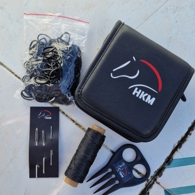 Kit de cuidados para cavalos com estojo preto HKM, elásticos, agulhas, linha preta e pente preto HKM