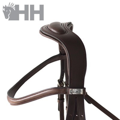Equipamento equestre de pele castanha com peça metálica e logotipo HH
