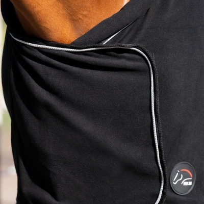 Manta preta para cavalo com acabamento branco e logo HKM