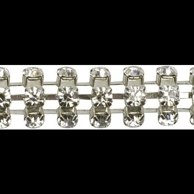 Pulseira metálica prateada com elos repetitivos e fecho no centro.