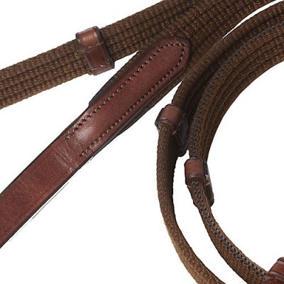 Correia castanha com detalhes em pele e costuras