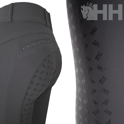 Calças justas cinza escuro com padrão de logótipos e aplicações metálicas.