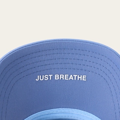 Visor azul de boné com texto branco 